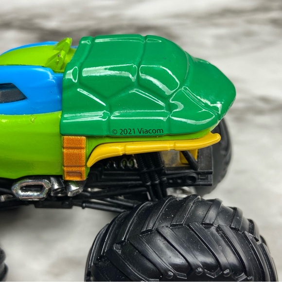 Hot wheels Monster Jam TMNT Leonardo Diecast Toy Truck - Picture 3 of 4
